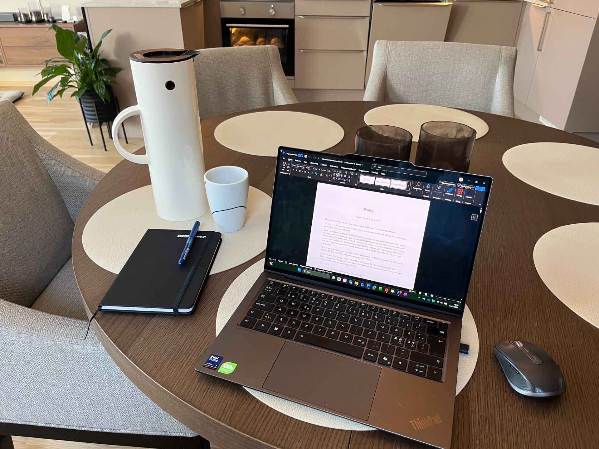 Der det meste skjer: kaffe, notatblokk og et dokument som foreløpig ikke aner hva det skal bli.