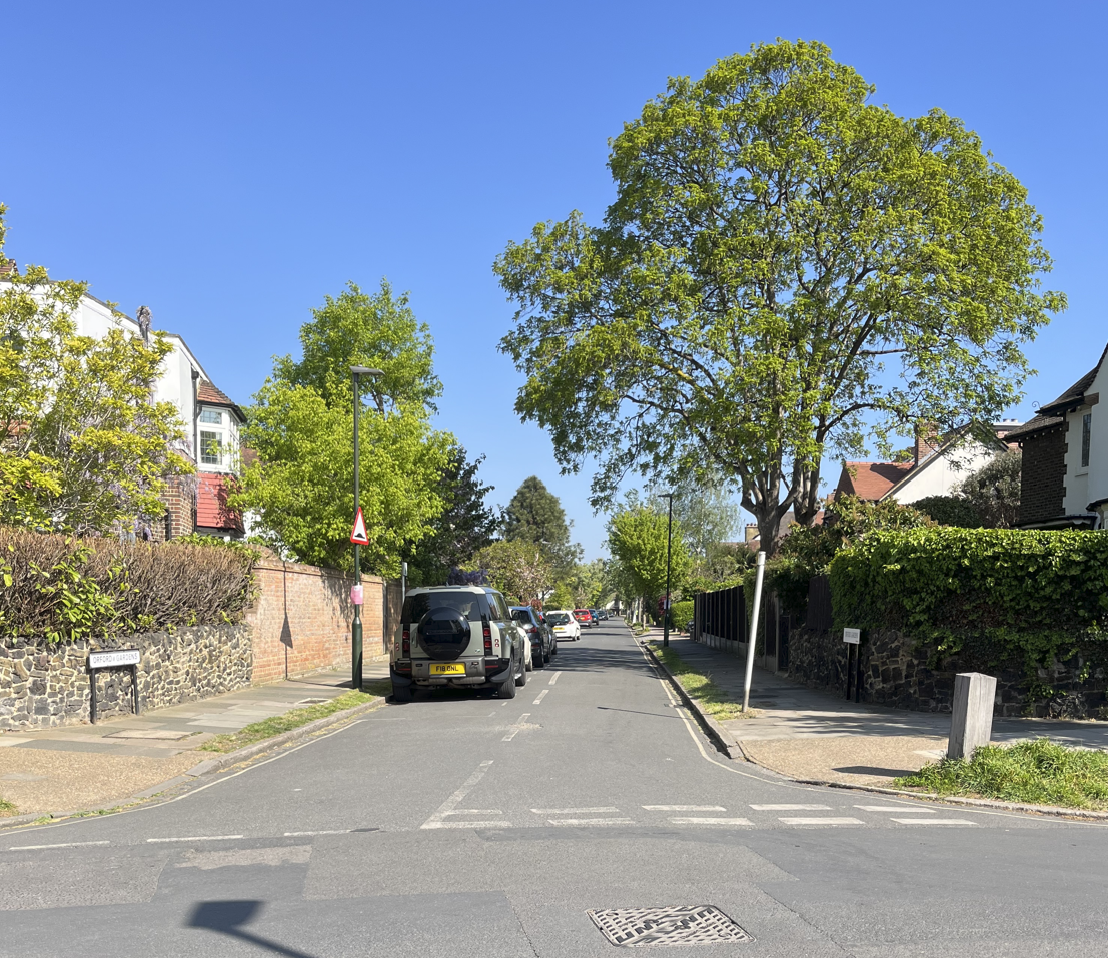 Spasertur gjennom en stille, klassisk engelsk landsby. Foto: Privat